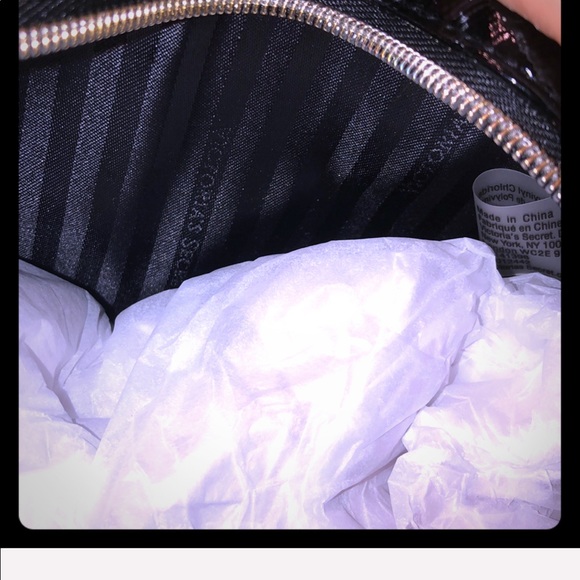 NWT Victoria’s Secret Makeup Bag toiletry girly travel bag red black - Picture 4 of 7